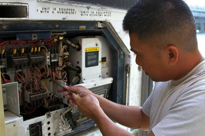 Reducing Power Supply Failures: Reliable Power Supplies Without Electrolytic Capacitors