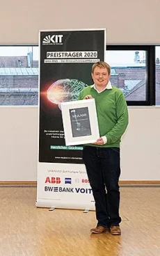 Dr. Michael Heidinger erhält KIT Technology Transfer Preis.